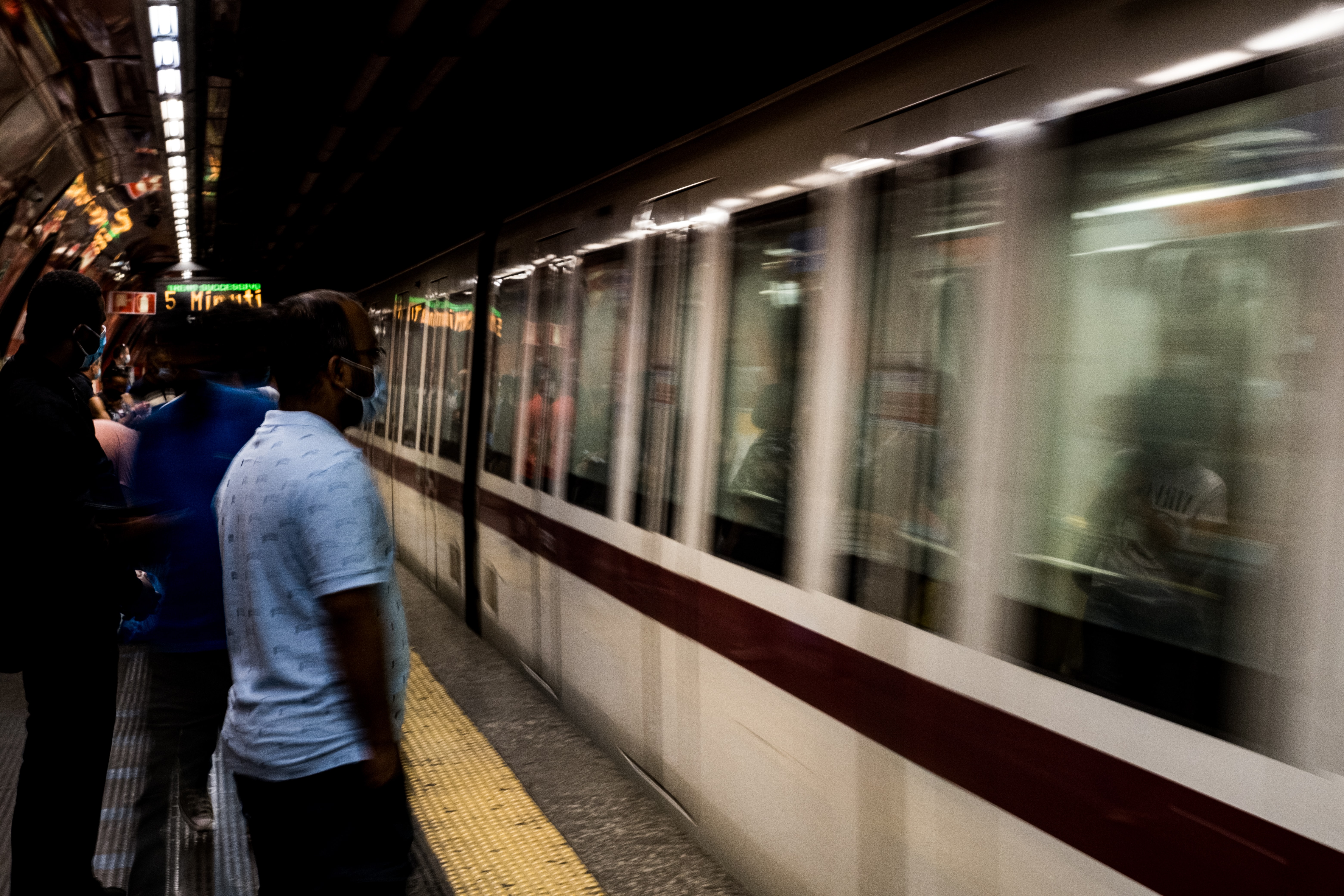 metro gente su banchina.jpg